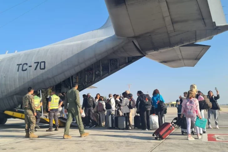 Llegó a Roma el avión Hércules que evacuó de Israel a un grupo de ciudadanos argentinos