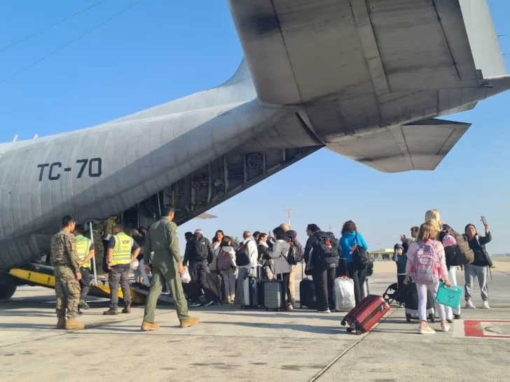 Llegó a Roma el avión Hércules que evacuó de Israel a un grupo de ciudadanos argentinos Llegó a Roma el avión Hércules que evacuó de Israel a un grupo de ciudadanos argentinos