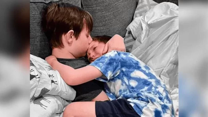 Sabe que morirá de cáncer y consoló a su hermanito: la imagen viral Sabe que morirá de cáncer y consoló a su hermanito: la imagen viral