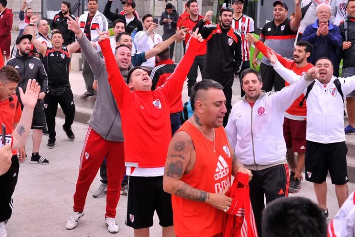 Por la barra brava se demoró el traslado del micro de River a la Bombonera