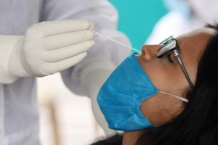 Evalúan considerar a los contactos estrechos como casos positivos sin testeo