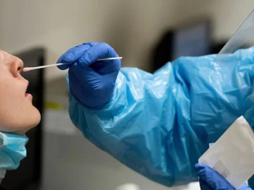 Tras el brote, cuáles son los síntomas que una persona debe tener para ser caso sospechoso