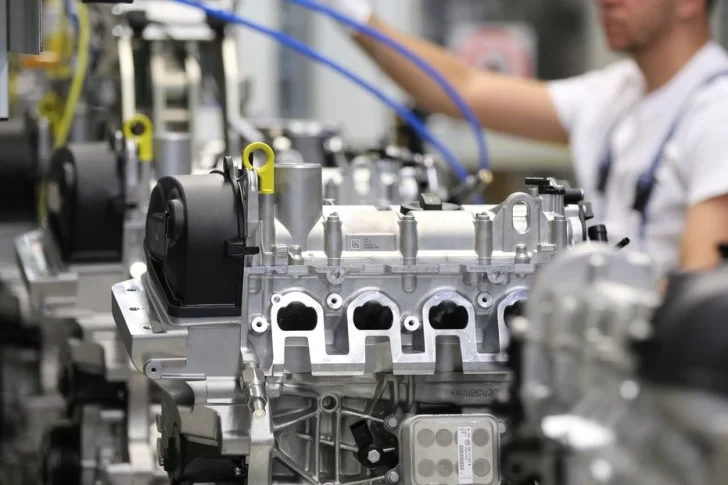 La actividad industrial cayó 8,8% en abril y la construcción descendió 7,5%