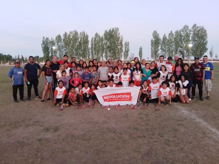 Los palos de hockey que pasan de mano en mano Los palos de hockey que pasan de mano en mano