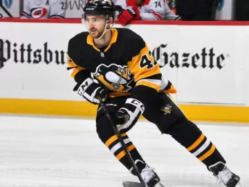 Video: un jugador de hockey sobre hielo murió degollado en pleno partido por un golpe con la cuchilla del patín Video: un jugador de hockey sobre hielo murió degollado en pleno partido por un golpe con la cuchilla del patín