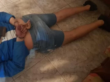 Vecinos quisieron linchar a un hombre que atacó a su esposa y lo entregaron a la policía Vecinos quisieron linchar a un hombre que atacó a su esposa y lo entregaron a la policía