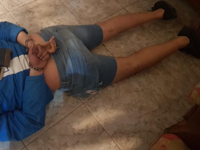 Vecinos quisieron linchar a un hombre que atacó a su esposa y lo entregaron a la policía Vecinos quisieron linchar a un hombre que atacó a su esposa y lo entregaron a la policía