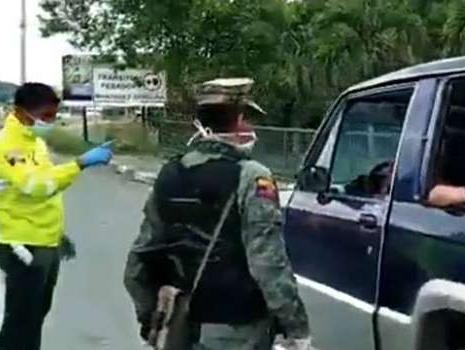 Llevaban un cadáver en el auto y quisieron hacerlo pasar por dormido