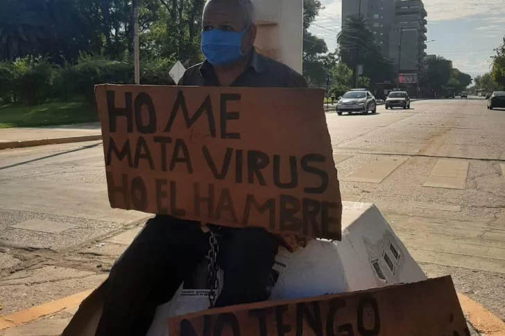 Pidiendo trabajo, un hombre se encadenó a un mástil durante la Apertura de Sesiones