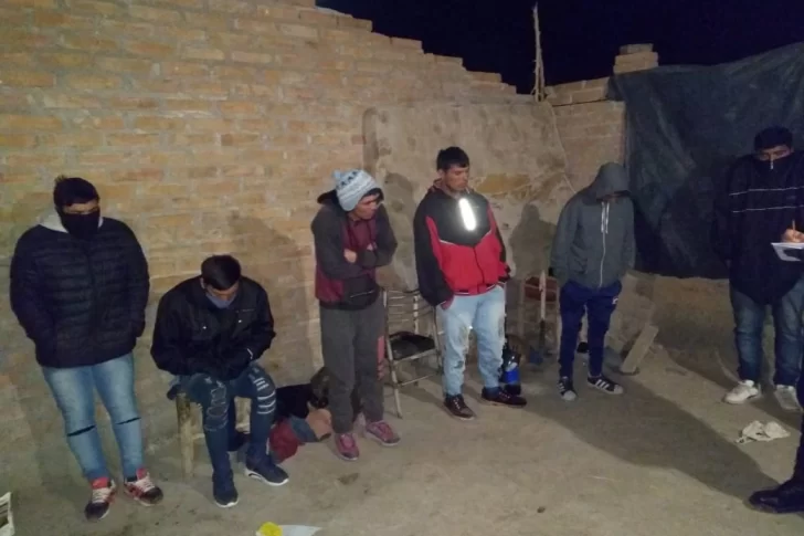 Diez hombres terminaron detenidos por participar en una fiesta clandestina
