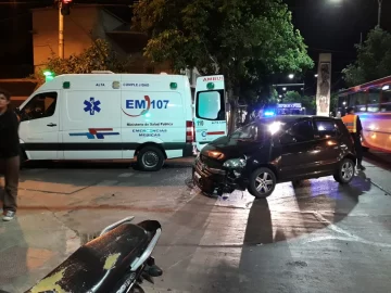 Aseguran que dos autos pasaron en rojo y chocaron en pleno centro Aseguran que dos autos pasaron en rojo y chocaron en pleno centro