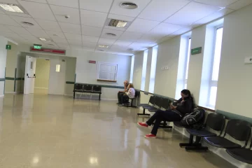 Chocó contra una pared, fue al hospital y se retiró 3 horas después sin ser asistido