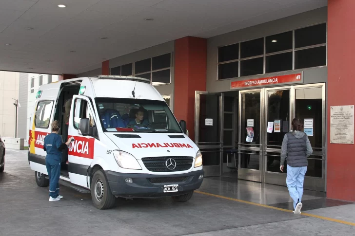 Un motociclista de 51 años embistió a un ciclista de 70: ambos debieron ser hospitalizados