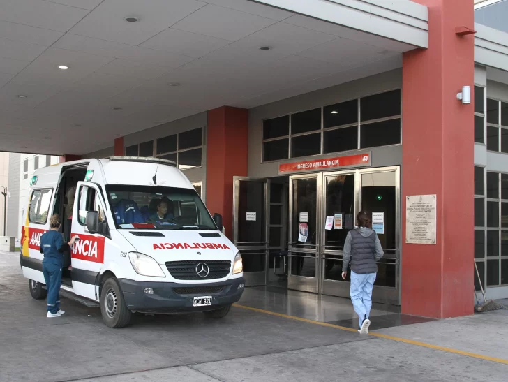 Un motociclista sufrió una fractura al ser atropellado por un auto en Capital