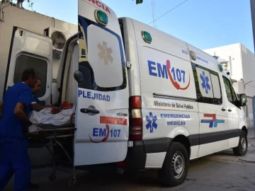 Anciano cruzaba la calle y fue embestido por un auto: terminó con fracturas Anciano cruzaba la calle y fue embestido por un auto: terminó con fracturas