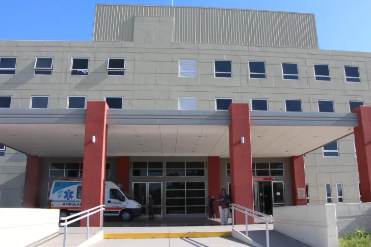 Dos personas fueron hospitalizadas por el choque en Ruta 20 entre un auto y un colectivo