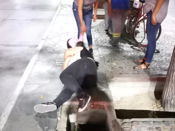 Caminaba por un bulevar de Capital y cayó a un hueco de más de un metro: necesita muletas Caminaba por un bulevar de Capital y cayó a un hueco de más de un metro: necesita muletas