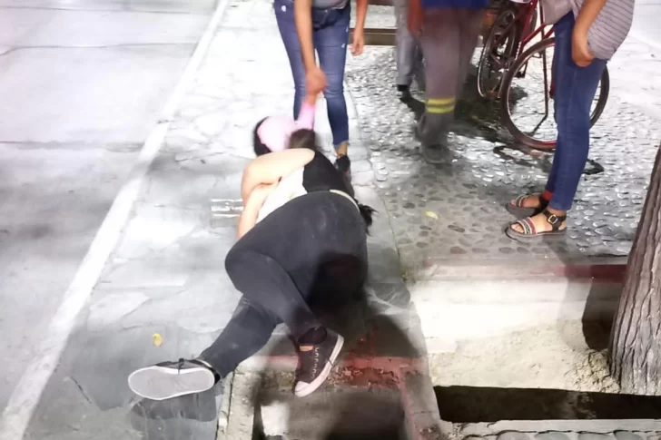 Caminaba por un bulevar de Capital y cayó a un hueco de más de un metro: necesita muletas