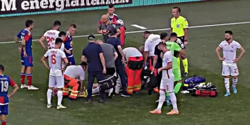 Un accidente enmudeció al estadio, pero un futbolista se convirtió en héroe Un accidente enmudeció al estadio, pero un futbolista se convirtió en héroe