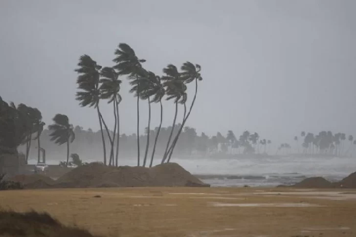 El huracán Fiona pasó por República Dominicana y dejó casi 800 evacuados