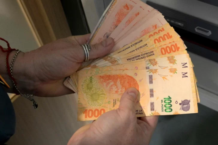 Proponen un nuevo billete de $5 mil con la imagen de dos referentes argentinos