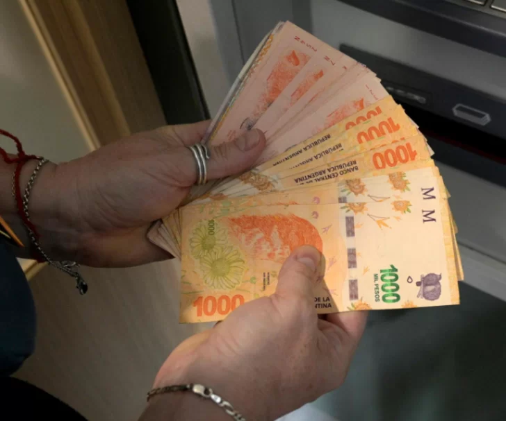 Proponen un nuevo billete de $5 mil con la imagen de dos referentes argentinos