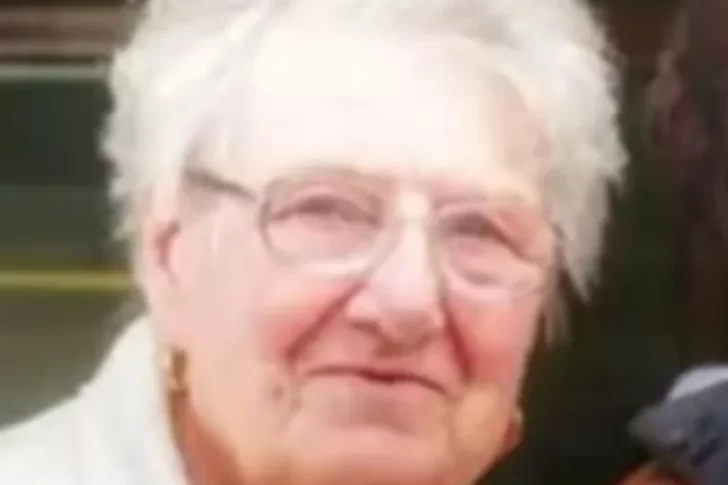 Se tatuó la cara de su abuela fallecida pero no quedó como esperaba: “Parece Rod Stewart”