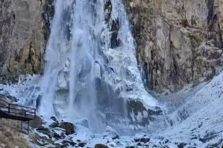 La ola de frío polar congeló una cascada en Neuquén