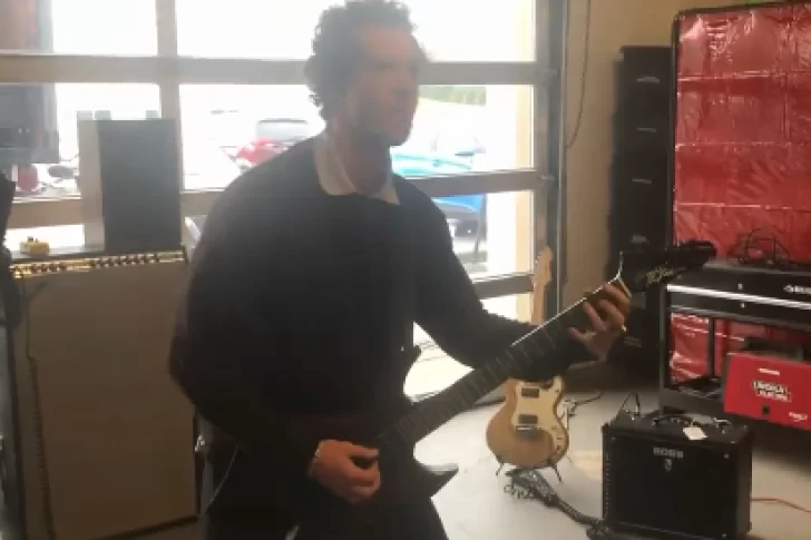 Joseph Quinn enloquece a las redes practicando el tema de Metallica para Stranger Things 4