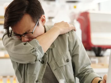 Por qué decimos ‘salud’ cuando alguien estornuda o al chocar las copas Por qué decimos ‘salud’ cuando alguien estornuda o al chocar las copas