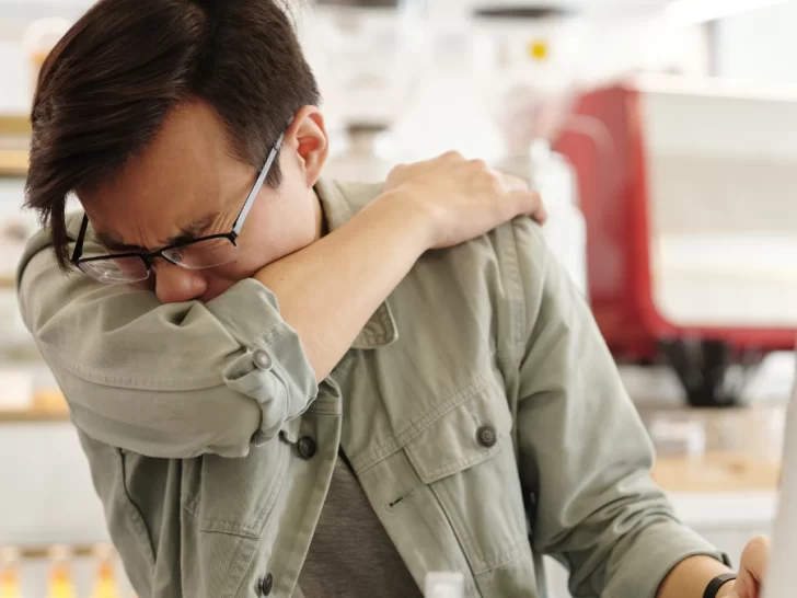 Por qué decimos ‘salud’ cuando alguien estornuda o al chocar las copas Por qué decimos ‘salud’ cuando alguien estornuda o al chocar las copas