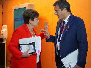 Massa cuestionó la “absurda contradicción” entre el FMI y organismos de desarrollo Massa cuestionó la “absurda contradicción” entre el FMI y organismos de desarrollo