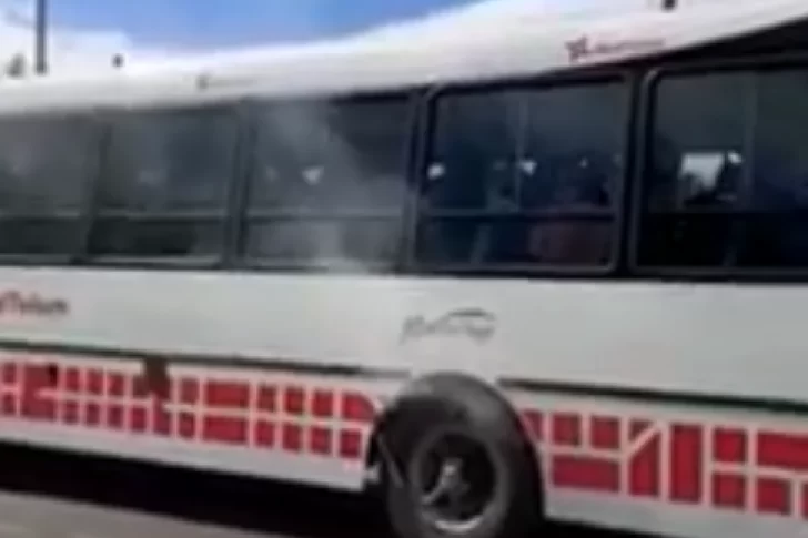 Un chofer tuvo que bajar a los pasajeros de un micro de línea por miedo a que se incendiara