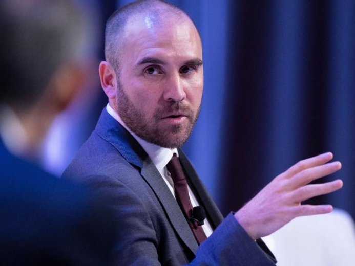 Guzmán viaja para negociar la deuda de u$s2.400 millones con el Club de París Guzmán viaja para negociar la deuda de u$s2.400 millones con el Club de París