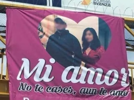 Colgó un cartel en un puente para pedirle al ex que no se casara con otra Colgó un cartel en un puente para pedirle al ex que no se casara con otra