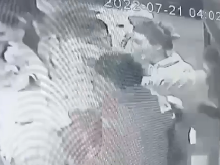 Salió a festejar el Día del Amigo, su exnovio le dio una trompada y quedó filmado Salió a festejar el Día del Amigo, su exnovio le dio una trompada y quedó filmado