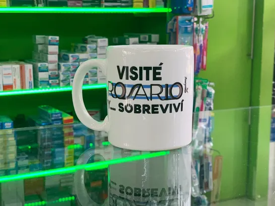 “Visité Rosario y… sobreviví”: la taza de recuerdo que se transformó en viral “Visité Rosario y… sobreviví”: la taza de recuerdo que se transformó en viral