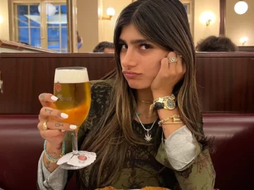 Mia Khalifa, no tan tapada, con un gran abrigo diseñado por ella misma Mia Khalifa, no tan tapada, con un gran abrigo diseñado por ella misma