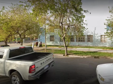 Iba a un acto escolar y falleció en la puerta del establecimiento