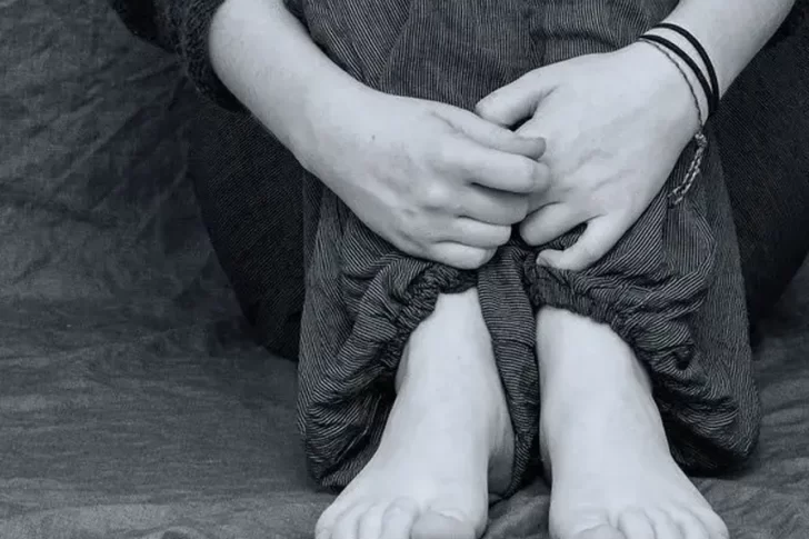 En venganza, ató a su sobrina y dejó que su hijo la violara