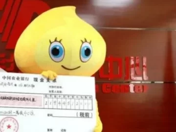 Ganó millones en la lotería y fue disfrazado a recibir el premio para que su familia no se entere