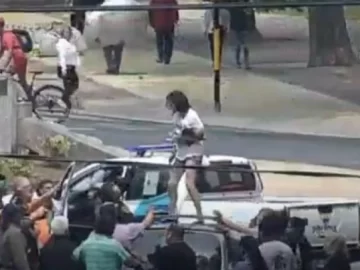 Una mujer quiso tirar a su bebé desde el techo de un auto Una mujer quiso tirar a su bebé desde el techo de un auto