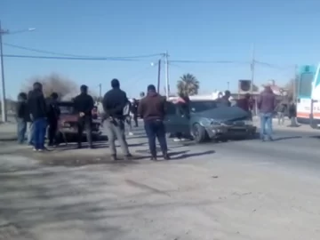 Caucete: fuerte choque entre dos autos dejó al menos dos heridos