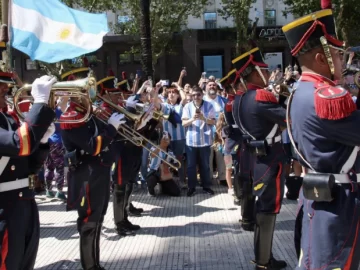 Los Granaderos tocaron “Muchaachos” en Plaza de Mayo y desataron una fiesta Los Granaderos tocaron “Muchaachos” en Plaza de Mayo y desataron una fiesta