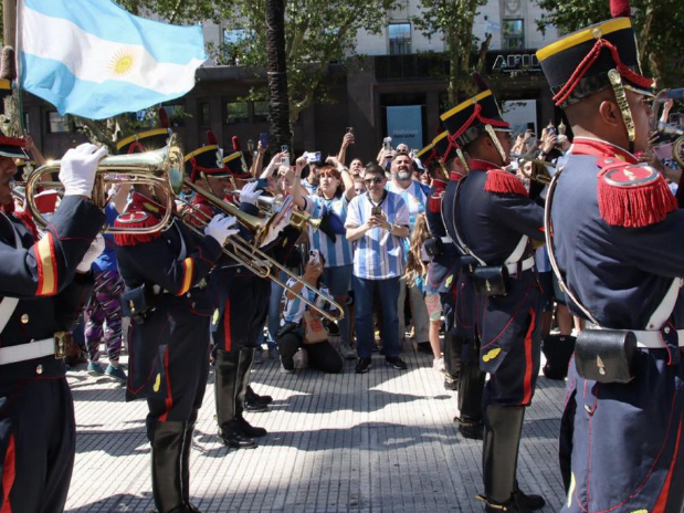 Los Granaderos tocaron “Muchaachos” en Plaza de Mayo y desataron una fiesta Los Granaderos tocaron “Muchaachos” en Plaza de Mayo y desataron una fiesta