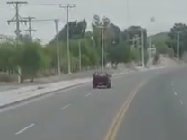 Viralizan imágenes de un conductor zigzagueando y a punto de chocar: dicen que iba ebrio Viralizan imágenes de un conductor zigzagueando y a punto de chocar: dicen que iba ebrio