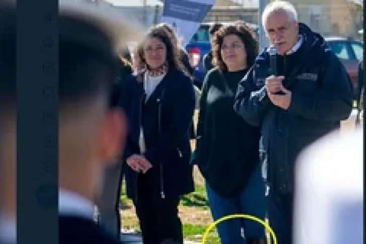 Carla Vizzotti encabezó un acto con una bota de diferente color y se volvió tendencia