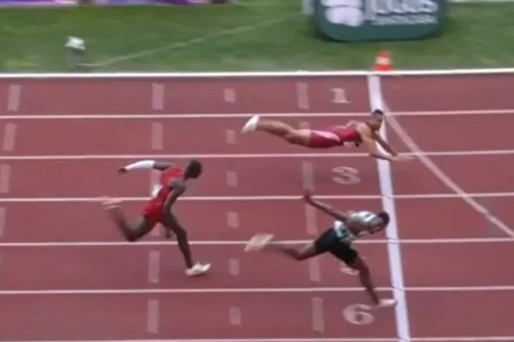 [VIDEO] ganó una carrera de 110 metros vallas tirándose de palomita