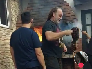 “Reaccioná, Carlitos”, se le incendió el asado y se volvió viral “Reaccioná, Carlitos”, se le incendió el asado y se volvió viral