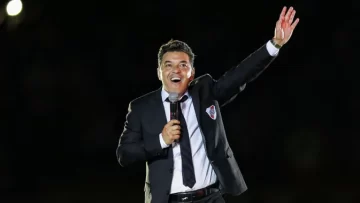 Gallardo les habló a los hinchas y sorprendió sumándose a un cantito